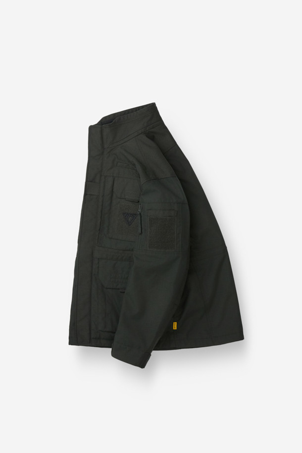 헤비듀티 재킷 V3는 남성용 자켓으로, 워크웨어와 작업복 스타일에 최적화되었습니다. 블랙 컬러에 밀리터리, 스포티 무드를 더해 다양한 스타일 연출이 가능합니다. 코듀라, 나일론 소재를 사용하여 내구성과 방수 기능을 갖췄으며, 두꺼운 두께감과 뻣뻣한 촉감으로 튼튼함을 더했습니다. 총 14개의 포켓, 몰리 시스템, 벨크로 시스템, YKK 지퍼, 액션 플리츠, 허리 조임 스트링 등 다양한 디테일이 돋보입니다. 출근룩, 캠핑룩, 여행룩 등 TPO에 맞춰 워크웨어, 미니멀, 스포티 스타일을 즐길 수 있습니다.
