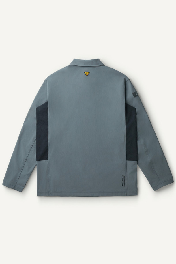 액티브 우븐 스트레치 폴로 티셔츠는 스포츠 및 일상용으로 적합한 공용 긴소매 폴로 티셔츠입니다. 얇고 통기성이 우수한 나일론 소재로 제작되었으며, 4WAY 스트레치 기능과 DWR 발수 가공으로 활동성을 높였습니다. 컴포트핏으로 편안한 착용감을 제공하며, YKK 스냅 버튼, 왼팔 펜 포켓, 벨크로 시스템 디테일이 특징입니다. 베이직하면서도 스포티한 스타일로, 피트니스룩, 러닝룩, 여행룩 등 다양한 TPO에 활용 가능합니다. 그레이 색상의 무지 디자인으로 미니멀하고 캐주얼한 스타일을 연출할 수 있습니다.
