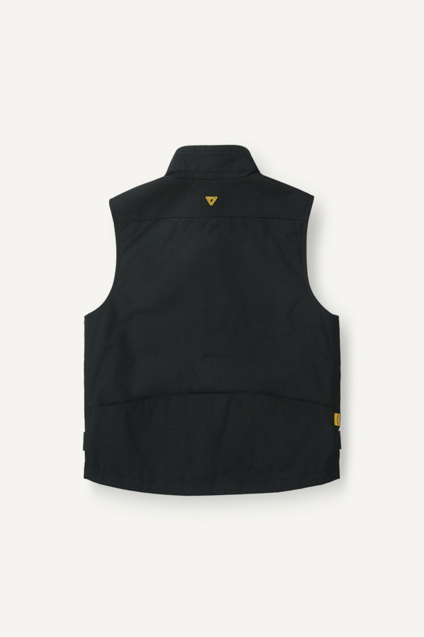 헤비듀티 베스트 V2는 작업용 또는 일상에서 밀리터리, 워크웨어 스타일을 연출하기 좋은 남녀 공용 베스트입니다. 블랙 색상의 무지 디자인으로, 사계절 착용 가능하며 레귤러핏과 레귤러 기장으로 편안함을 제공합니다. 튼튼한 코듀라와 나일론 소재를 사용하여 두꺼운 두께감과 뻣뻣한 촉감을 선사하며, 방수, 내구성, 수납 기능을 갖췄습니다. 총 15개의 다수 포켓, 몰리 시스템, 벨크로 패치 부착 가능, YKK 지퍼, 제전성 안감 등의 특징을 더해 기능성을 높였습니다. 캠핑룩, 출근룩, 워크웨어, 미니멀, 캐주얼 스타일 모두 소화 가능한 활용도 높은 아이템입니다.
