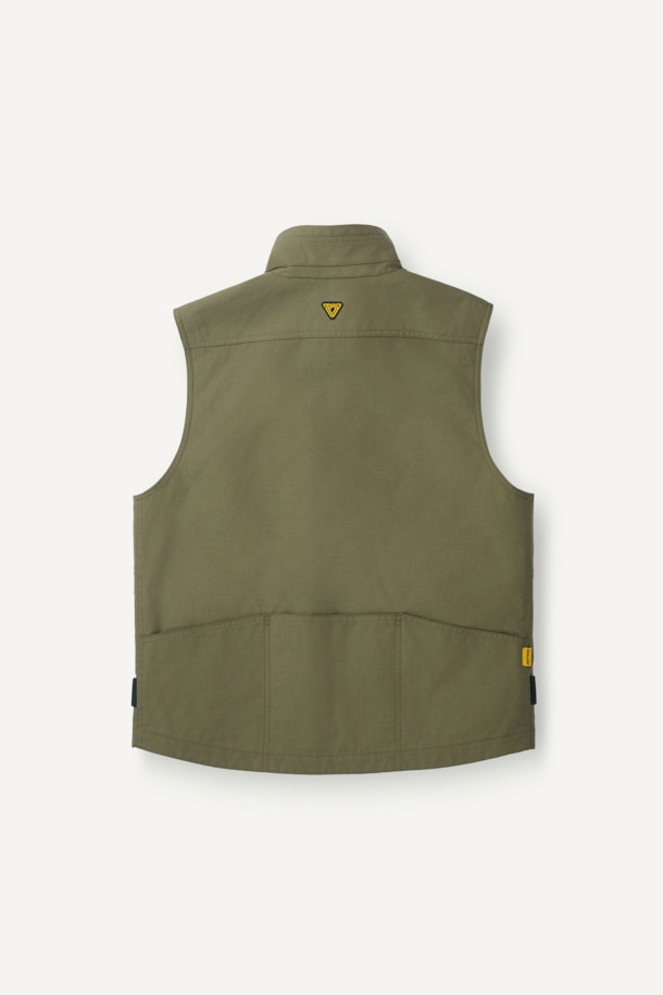 헤비듀티 베스트 V2는 작업용 또는 일상복으로 활용 가능한 남녀 공용 베스트입니다. 카키와 올리브 두 가지 색상으로 출시되었으며, 사계절 착용 가능한 두꺼운 두께감의 코듀라, 나일론 혼방 소재로 제작되었습니다. 밀리터리, 워크웨어 스타일을 기반으로 무지 패턴과 레귤러핏 디자인을 적용했으며, 총 15개의 포켓, 몰리 시스템, 벨크로 패치 부착 가능, YKK 지퍼, 제전성 안감 등 뛰어난 기능성을 자랑합니다. 캠핑룩, 출근룩, 워크웨어, 캐주얼, 고프코어 스타일 연출에 적합합니다.
