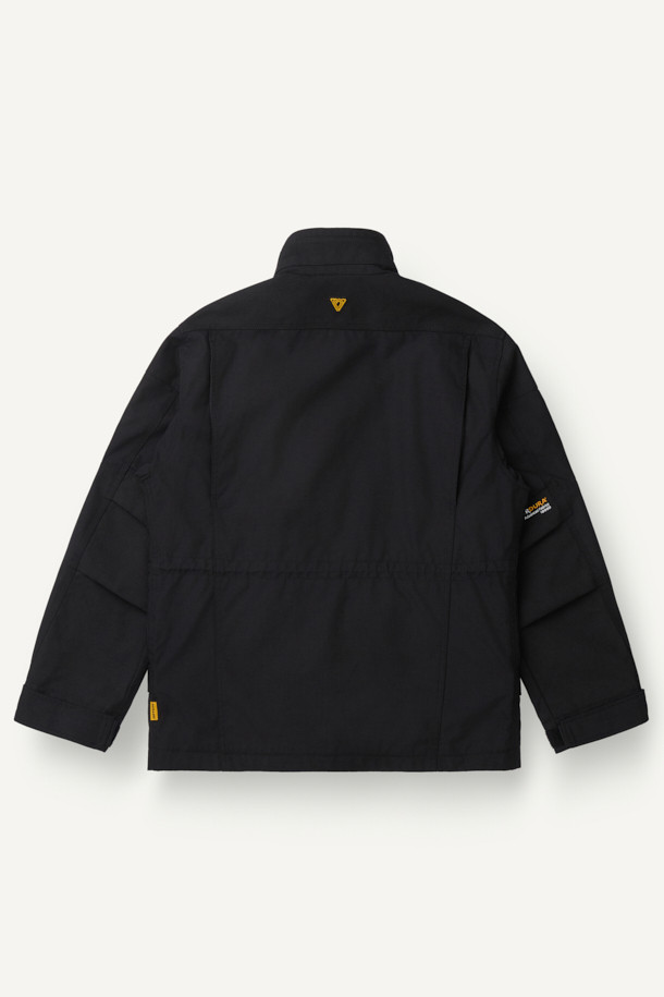 헤비듀티 재킷 V3는 워크웨어, 캠핑룩, 등산룩에 적합한 남녀 공용 자켓입니다. 블랙 컬러의 무지 디자인으로 밀리터리, 스포티 스타일을 연출하며, 봄, 가을, 겨울 세 계절 모두 착용 가능합니다. 뻣뻣한 촉감의 코듀라와 나일론 소재를 사용하여 뛰어난 내구성과 방수 기능을 제공하며, 두꺼운 두께감으로 보온성을 높였습니다. 총 14개의 포켓, YKK 지퍼, 벨크로 시스템, 몰리 시스템, 액션 플리츠, 허리 조임 스트링 등 다양한 기능과 디테일로 실용성을 더했습니다. 컴포트핏 레귤러 기장의 긴 소매 자켓으로, 출근룩부터 아웃도어 활동까지 폭넓게 활용할 수 있습니다.
