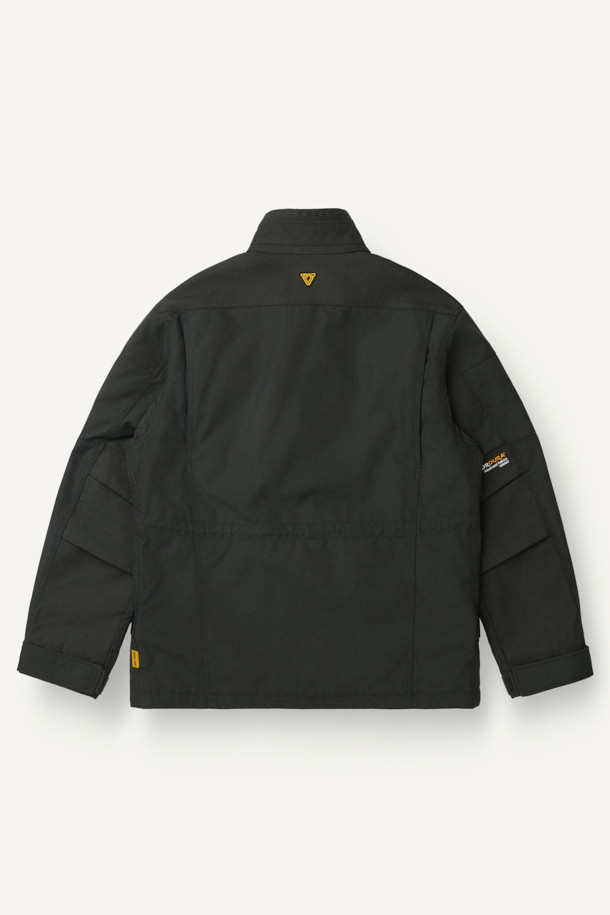 헤비듀티 재킷 V3는 남성용 자켓으로, 워크웨어와 작업복 스타일에 최적화되었습니다. 블랙 컬러에 밀리터리, 스포티 무드를 더해 다양한 스타일 연출이 가능합니다. 코듀라, 나일론 소재를 사용하여 내구성과 방수 기능을 갖췄으며, 두꺼운 두께감과 뻣뻣한 촉감으로 튼튼함을 더했습니다. 총 14개의 포켓, 몰리 시스템, 벨크로 시스템, YKK 지퍼, 액션 플리츠, 허리 조임 스트링 등 다양한 디테일이 돋보입니다. 출근룩, 캠핑룩, 여행룩 등 TPO에 맞춰 워크웨어, 미니멀, 스포티 스타일을 즐길 수 있습니다.
