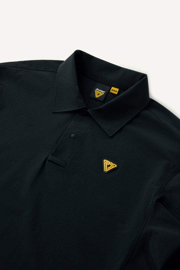 액티브 우븐 스트레치 폴로 티셔츠는 스포츠 활동과 일상에서 모두 활용하기 좋은 공용 긴소매 폴로 티셔츠입니다. 블랙 색상의 무지 디자인으로, 봄, 여름, 가을 계절에 착용하기 적합하며, 스포티하고 베이직한 스타일을 연출합니다. 가볍고 얇은 두께감의 나일론 소재로 제작되었으며, 4WAY 스트레치 기능과 DWR 발수 가공으로 활동성과 기능성을 높였습니다. YKK 스냅 버튼, 왼팔 펜 포켓, 벨크로 시스템을 적용하여 실용성을 더했으며, 컴포트핏으로 편안한 착용감을 제공합니다. 피트니스룩, 러닝룩, 여행룩 등 다양한 상황에 미니멀하고 캐주얼하게 코디할 수 있습니다.
