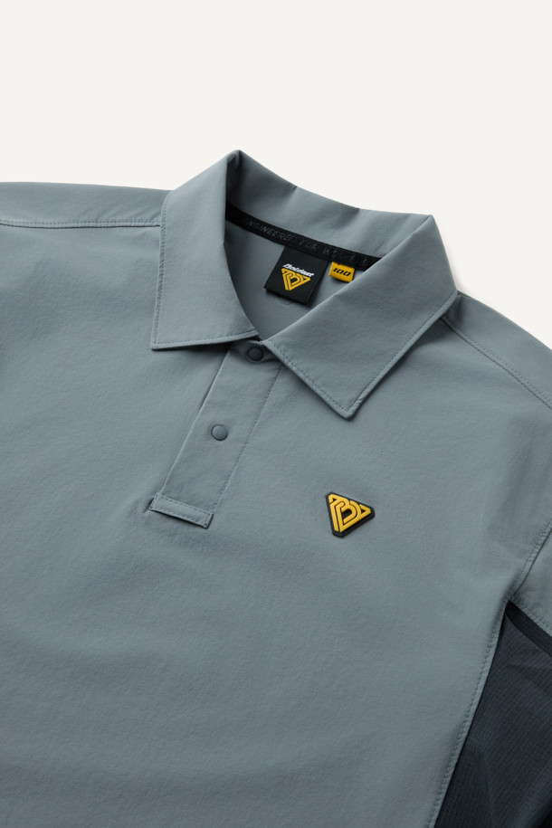 액티브 우븐 스트레치 폴로 티셔츠는 스포츠 및 일상용으로 적합한 공용 긴소매 폴로 티셔츠입니다. 얇고 통기성이 우수한 나일론 소재로 제작되었으며, 4WAY 스트레치 기능과 DWR 발수 가공으로 활동성을 높였습니다. 컴포트핏으로 편안한 착용감을 제공하며, YKK 스냅 버튼, 왼팔 펜 포켓, 벨크로 시스템 디테일이 특징입니다. 베이직하면서도 스포티한 스타일로, 피트니스룩, 러닝룩, 여행룩 등 다양한 TPO에 활용 가능합니다. 그레이 색상의 무지 디자인으로 미니멀하고 캐주얼한 스타일을 연출할 수 있습니다.
