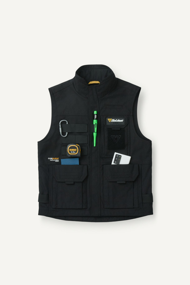 헤비듀티 베스트 V2는 작업용 또는 일상에서 밀리터리, 워크웨어 스타일을 연출하기 좋은 남녀 공용 베스트입니다. 블랙 색상의 무지 디자인으로, 사계절 착용 가능하며 레귤러핏과 레귤러 기장으로 편안함을 제공합니다. 튼튼한 코듀라와 나일론 소재를 사용하여 두꺼운 두께감과 뻣뻣한 촉감을 선사하며, 방수, 내구성, 수납 기능을 갖췄습니다. 총 15개의 다수 포켓, 몰리 시스템, 벨크로 패치 부착 가능, YKK 지퍼, 제전성 안감 등의 특징을 더해 기능성을 높였습니다. 캠핑룩, 출근룩, 워크웨어, 미니멀, 캐주얼 스타일 모두 소화 가능한 활용도 높은 아이템입니다.
