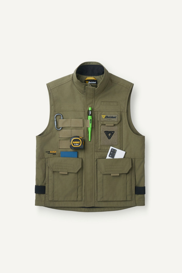 헤비듀티 베스트 V2는 작업용 또는 일상복으로 활용 가능한 남녀 공용 베스트입니다. 카키와 올리브 두 가지 색상으로 출시되었으며, 사계절 착용 가능한 두꺼운 두께감의 코듀라, 나일론 혼방 소재로 제작되었습니다. 밀리터리, 워크웨어 스타일을 기반으로 무지 패턴과 레귤러핏 디자인을 적용했으며, 총 15개의 포켓, 몰리 시스템, 벨크로 패치 부착 가능, YKK 지퍼, 제전성 안감 등 뛰어난 기능성을 자랑합니다. 캠핑룩, 출근룩, 워크웨어, 캐주얼, 고프코어 스타일 연출에 적합합니다.
