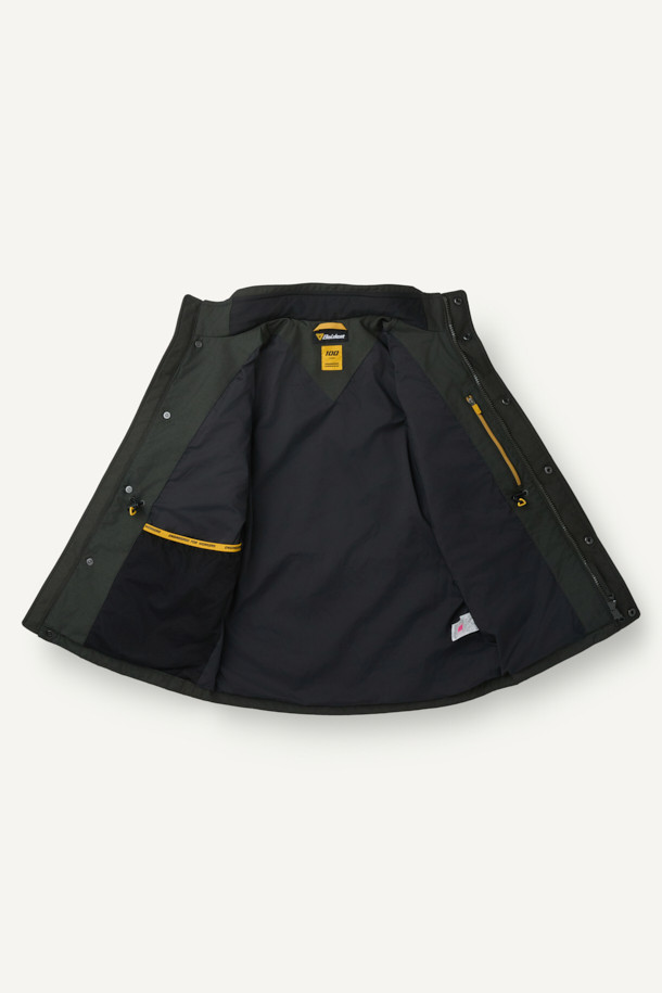 헤비듀티 재킷 V3는 남성용 자켓으로, 워크웨어와 작업복 스타일에 최적화되었습니다. 블랙 컬러에 밀리터리, 스포티 무드를 더해 다양한 스타일 연출이 가능합니다. 코듀라, 나일론 소재를 사용하여 내구성과 방수 기능을 갖췄으며, 두꺼운 두께감과 뻣뻣한 촉감으로 튼튼함을 더했습니다. 총 14개의 포켓, 몰리 시스템, 벨크로 시스템, YKK 지퍼, 액션 플리츠, 허리 조임 스트링 등 다양한 디테일이 돋보입니다. 출근룩, 캠핑룩, 여행룩 등 TPO에 맞춰 워크웨어, 미니멀, 스포티 스타일을 즐길 수 있습니다.
