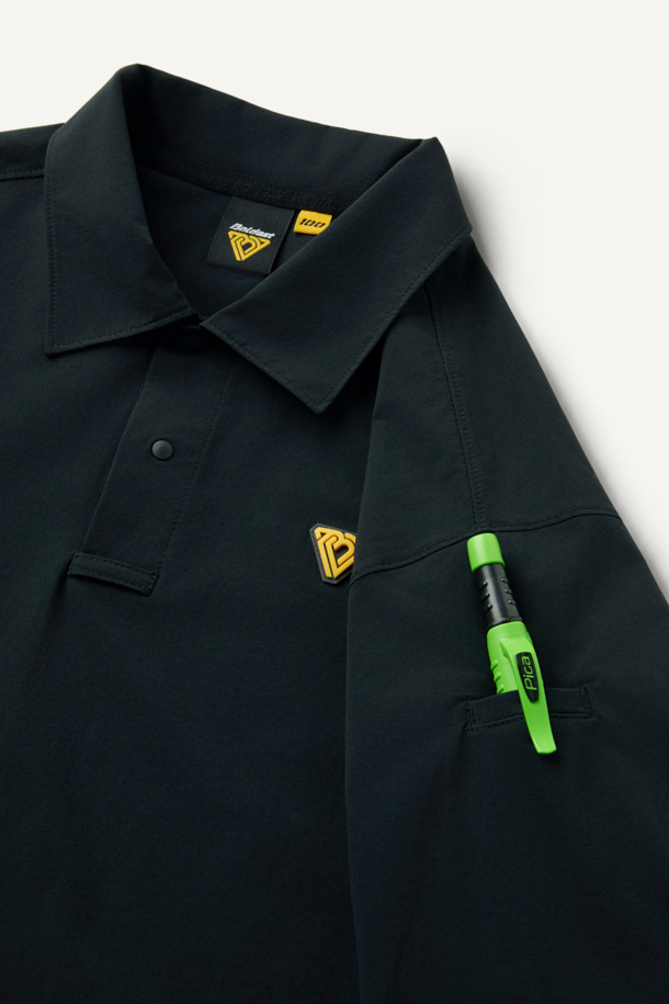 액티브 우븐 스트레치 폴로 티셔츠는 스포츠 활동과 일상에서 모두 활용하기 좋은 공용 긴소매 폴로 티셔츠입니다. 블랙 색상의 무지 디자인으로, 봄, 여름, 가을 계절에 착용하기 적합하며, 스포티하고 베이직한 스타일을 연출합니다. 가볍고 얇은 두께감의 나일론 소재로 제작되었으며, 4WAY 스트레치 기능과 DWR 발수 가공으로 활동성과 기능성을 높였습니다. YKK 스냅 버튼, 왼팔 펜 포켓, 벨크로 시스템을 적용하여 실용성을 더했으며, 컴포트핏으로 편안한 착용감을 제공합니다. 피트니스룩, 러닝룩, 여행룩 등 다양한 상황에 미니멀하고 캐주얼하게 코디할 수 있습니다.
