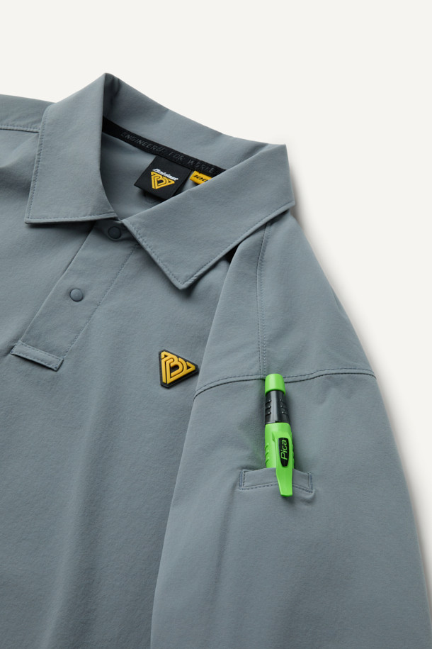 액티브 우븐 스트레치 폴로 티셔츠는 스포츠 및 일상용으로 적합한 공용 긴소매 폴로 티셔츠입니다. 얇고 통기성이 우수한 나일론 소재로 제작되었으며, 4WAY 스트레치 기능과 DWR 발수 가공으로 활동성을 높였습니다. 컴포트핏으로 편안한 착용감을 제공하며, YKK 스냅 버튼, 왼팔 펜 포켓, 벨크로 시스템 디테일이 특징입니다. 베이직하면서도 스포티한 스타일로, 피트니스룩, 러닝룩, 여행룩 등 다양한 TPO에 활용 가능합니다. 그레이 색상의 무지 디자인으로 미니멀하고 캐주얼한 스타일을 연출할 수 있습니다.

