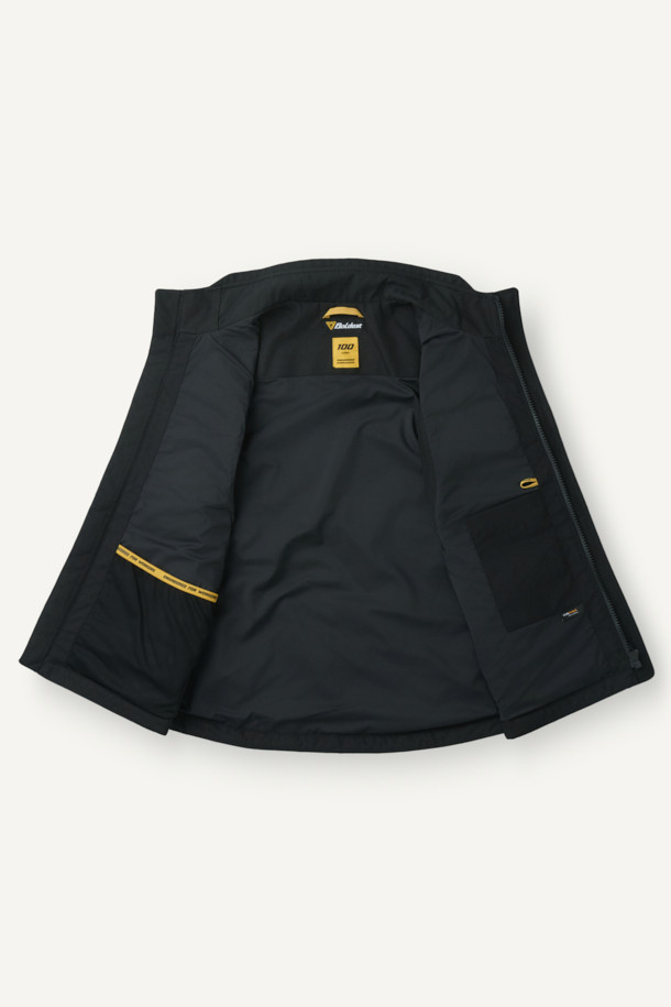 헤비듀티 베스트 V2는 작업용 또는 일상에서 밀리터리, 워크웨어 스타일을 연출하기 좋은 남녀 공용 베스트입니다. 블랙 색상의 무지 디자인으로, 사계절 착용 가능하며 레귤러핏과 레귤러 기장으로 편안함을 제공합니다. 튼튼한 코듀라와 나일론 소재를 사용하여 두꺼운 두께감과 뻣뻣한 촉감을 선사하며, 방수, 내구성, 수납 기능을 갖췄습니다. 총 15개의 다수 포켓, 몰리 시스템, 벨크로 패치 부착 가능, YKK 지퍼, 제전성 안감 등의 특징을 더해 기능성을 높였습니다. 캠핑룩, 출근룩, 워크웨어, 미니멀, 캐주얼 스타일 모두 소화 가능한 활용도 높은 아이템입니다.
