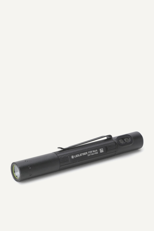 P2R 워크는 독일 브랜드의 펜 타입 LED 라이트로, 캠핑, 워킹, 일상에서 유용하게 사용되는 손전등/랜턴입니다. 알루미늄 소재로 제작되어 내구성이 뛰어나며, IP54 방진방수 기능으로 외부 환경으로부터 보호해줍니다. 컴팩트한 사이즈에 클립이 장착되어 휴대 및 사용이 편리하며, 자기 충전 시스템을 지원합니다. 밝기 조절이 가능하여 15 루멘, 50 루멘, 110 루멘으로 사용 가능하며, CRI 90 자연광으로 선명한 빛을 제공합니다. Low 모드에서 7시간, Mid 모드에서 1.5시간, Standard 모드에서 30분 동안 사용 가능하며, 포커스 조절 기능으로 필요에 따라 빛의 범위를 조절할 수 있습니다.
