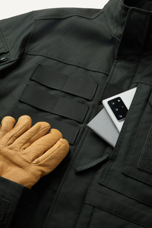 헤비듀티 재킷 V3는 남성용 자켓으로, 워크웨어와 작업복 스타일에 최적화되었습니다. 블랙 컬러에 밀리터리, 스포티 무드를 더해 다양한 스타일 연출이 가능합니다. 코듀라, 나일론 소재를 사용하여 내구성과 방수 기능을 갖췄으며, 두꺼운 두께감과 뻣뻣한 촉감으로 튼튼함을 더했습니다. 총 14개의 포켓, 몰리 시스템, 벨크로 시스템, YKK 지퍼, 액션 플리츠, 허리 조임 스트링 등 다양한 디테일이 돋보입니다. 출근룩, 캠핑룩, 여행룩 등 TPO에 맞춰 워크웨어, 미니멀, 스포티 스타일을 즐길 수 있습니다.
