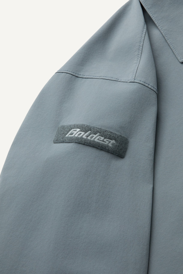 액티브 우븐 스트레치 폴로 티셔츠는 스포츠 및 일상용으로 적합한 공용 긴소매 폴로 티셔츠입니다. 얇고 통기성이 우수한 나일론 소재로 제작되었으며, 4WAY 스트레치 기능과 DWR 발수 가공으로 활동성을 높였습니다. 컴포트핏으로 편안한 착용감을 제공하며, YKK 스냅 버튼, 왼팔 펜 포켓, 벨크로 시스템 디테일이 특징입니다. 베이직하면서도 스포티한 스타일로, 피트니스룩, 러닝룩, 여행룩 등 다양한 TPO에 활용 가능합니다. 그레이 색상의 무지 디자인으로 미니멀하고 캐주얼한 스타일을 연출할 수 있습니다.
