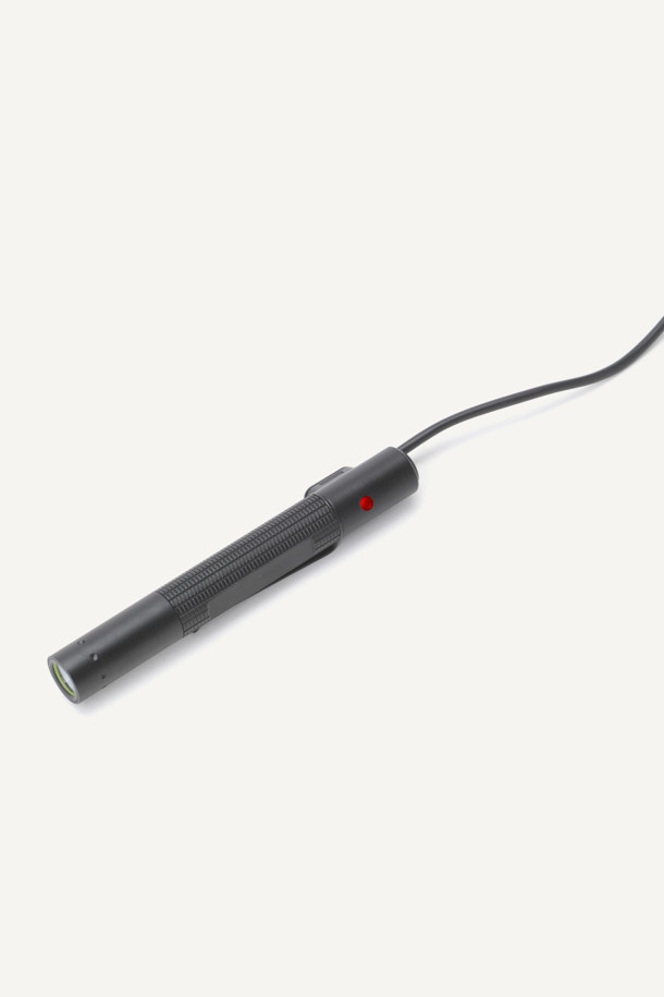 P2R 워크는 독일 브랜드의 펜 타입 LED 라이트로, 캠핑, 워킹, 일상에서 유용하게 사용되는 손전등/랜턴입니다. 알루미늄 소재로 제작되어 내구성이 뛰어나며, IP54 방진방수 기능으로 외부 환경으로부터 보호해줍니다. 컴팩트한 사이즈에 클립이 장착되어 휴대 및 사용이 편리하며, 자기 충전 시스템을 지원합니다. 밝기 조절이 가능하여 15 루멘, 50 루멘, 110 루멘으로 사용 가능하며, CRI 90 자연광으로 선명한 빛을 제공합니다. Low 모드에서 7시간, Mid 모드에서 1.5시간, Standard 모드에서 30분 동안 사용 가능하며, 포커스 조절 기능으로 필요에 따라 빛의 범위를 조절할 수 있습니다.
