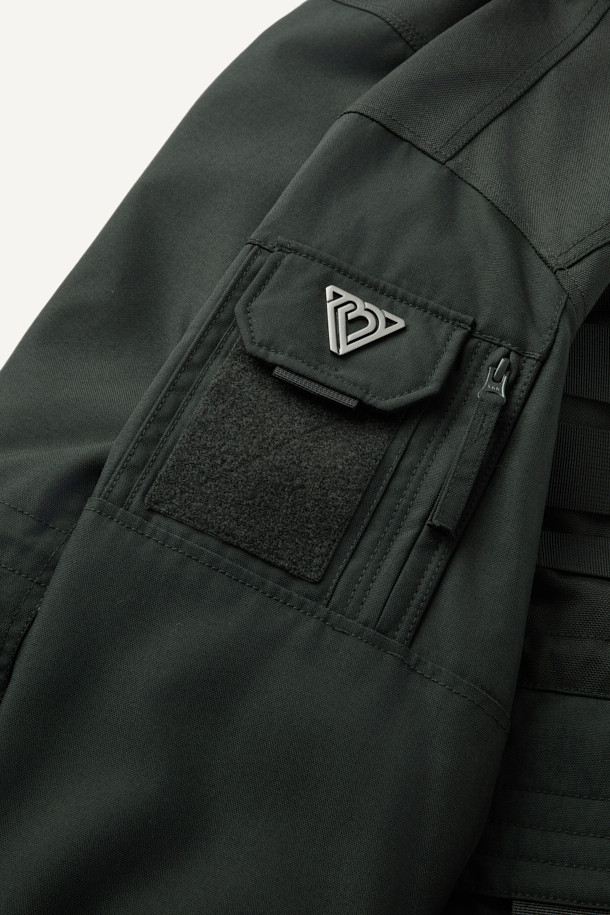 헤비듀티 재킷 V3는 남성용 자켓으로, 워크웨어와 작업복 스타일에 최적화되었습니다. 블랙 컬러에 밀리터리, 스포티 무드를 더해 다양한 스타일 연출이 가능합니다. 코듀라, 나일론 소재를 사용하여 내구성과 방수 기능을 갖췄으며, 두꺼운 두께감과 뻣뻣한 촉감으로 튼튼함을 더했습니다. 총 14개의 포켓, 몰리 시스템, 벨크로 시스템, YKK 지퍼, 액션 플리츠, 허리 조임 스트링 등 다양한 디테일이 돋보입니다. 출근룩, 캠핑룩, 여행룩 등 TPO에 맞춰 워크웨어, 미니멀, 스포티 스타일을 즐길 수 있습니다.
