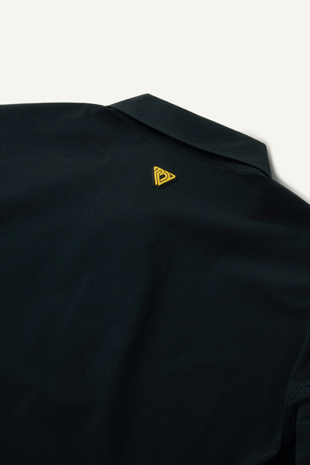 액티브 우븐 스트레치 폴로 티셔츠는 스포츠 활동과 일상에서 모두 활용하기 좋은 공용 긴소매 폴로 티셔츠입니다. 블랙 색상의 무지 디자인으로, 봄, 여름, 가을 계절에 착용하기 적합하며, 스포티하고 베이직한 스타일을 연출합니다. 가볍고 얇은 두께감의 나일론 소재로 제작되었으며, 4WAY 스트레치 기능과 DWR 발수 가공으로 활동성과 기능성을 높였습니다. YKK 스냅 버튼, 왼팔 펜 포켓, 벨크로 시스템을 적용하여 실용성을 더했으며, 컴포트핏으로 편안한 착용감을 제공합니다. 피트니스룩, 러닝룩, 여행룩 등 다양한 상황에 미니멀하고 캐주얼하게 코디할 수 있습니다.
