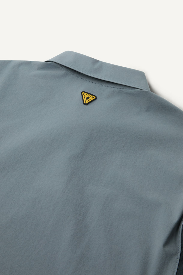 액티브 우븐 스트레치 폴로 티셔츠는 스포츠 및 일상용으로 적합한 공용 긴소매 폴로 티셔츠입니다. 얇고 통기성이 우수한 나일론 소재로 제작되었으며, 4WAY 스트레치 기능과 DWR 발수 가공으로 활동성을 높였습니다. 컴포트핏으로 편안한 착용감을 제공하며, YKK 스냅 버튼, 왼팔 펜 포켓, 벨크로 시스템 디테일이 특징입니다. 베이직하면서도 스포티한 스타일로, 피트니스룩, 러닝룩, 여행룩 등 다양한 TPO에 활용 가능합니다. 그레이 색상의 무지 디자인으로 미니멀하고 캐주얼한 스타일을 연출할 수 있습니다.
