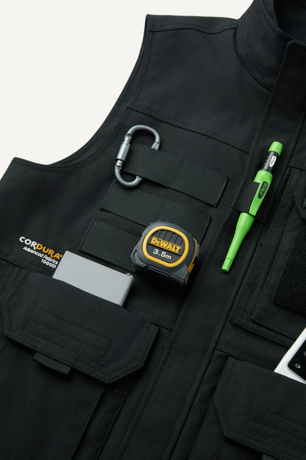 헤비듀티 베스트 V2는 작업용 또는 일상에서 밀리터리, 워크웨어 스타일을 연출하기 좋은 남녀 공용 베스트입니다. 블랙 색상의 무지 디자인으로, 사계절 착용 가능하며 레귤러핏과 레귤러 기장으로 편안함을 제공합니다. 튼튼한 코듀라와 나일론 소재를 사용하여 두꺼운 두께감과 뻣뻣한 촉감을 선사하며, 방수, 내구성, 수납 기능을 갖췄습니다. 총 15개의 다수 포켓, 몰리 시스템, 벨크로 패치 부착 가능, YKK 지퍼, 제전성 안감 등의 특징을 더해 기능성을 높였습니다. 캠핑룩, 출근룩, 워크웨어, 미니멀, 캐주얼 스타일 모두 소화 가능한 활용도 높은 아이템입니다.
