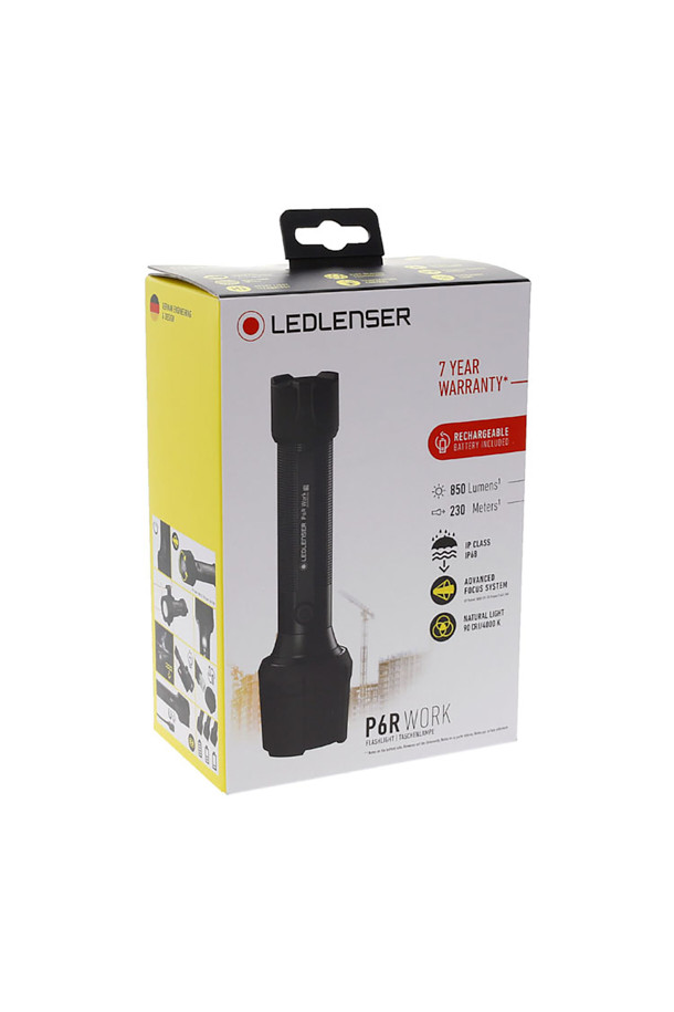 P6R Work (피식스알 워크) 플래시라이트는 캠핑 및 작업용으로 적합한 블랙 컬러의 공용 제품입니다. IP68 등급의 방수 방진 기능을 갖춰 극한 환경에서도 문제없이 사용할 수 있으며, 850루멘의 밝기로 강력한 빛을 제공합니다. 충전식 배터리를 사용하며, 고무 커버와 렌즈 보호 쉴드로 내구성을 높였습니다. POWER, Mid Power, Low Power, BOOST, BLINK, STROBE, POSITION, S.O.S 등 다양한 조명 모드를 지원하여 상황에 맞춰 활용 가능하며, 본체, 충전 케이블, 충전 스테이션, 손목 스트랩, 휴대용 파우치로 구성되어 있습니다.
