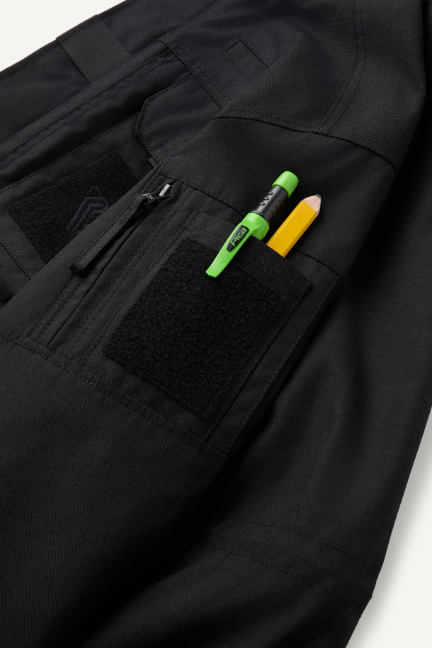 헤비듀티 재킷 V3는 워크웨어, 캠핑룩, 등산룩에 적합한 남녀 공용 자켓입니다. 블랙 컬러의 무지 디자인으로 밀리터리, 스포티 스타일을 연출하며, 봄, 가을, 겨울 세 계절 모두 착용 가능합니다. 뻣뻣한 촉감의 코듀라와 나일론 소재를 사용하여 뛰어난 내구성과 방수 기능을 제공하며, 두꺼운 두께감으로 보온성을 높였습니다. 총 14개의 포켓, YKK 지퍼, 벨크로 시스템, 몰리 시스템, 액션 플리츠, 허리 조임 스트링 등 다양한 기능과 디테일로 실용성을 더했습니다. 컴포트핏 레귤러 기장의 긴 소매 자켓으로, 출근룩부터 아웃도어 활동까지 폭넓게 활용할 수 있습니다.
