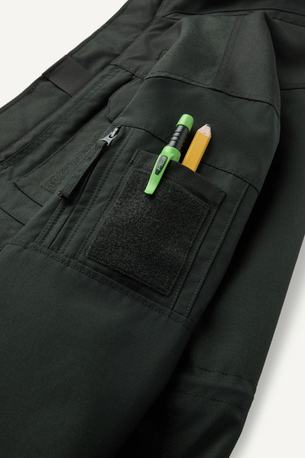 헤비듀티 재킷 V3는 남성용 자켓으로, 워크웨어와 작업복 스타일에 최적화되었습니다. 블랙 컬러에 밀리터리, 스포티 무드를 더해 다양한 스타일 연출이 가능합니다. 코듀라, 나일론 소재를 사용하여 내구성과 방수 기능을 갖췄으며, 두꺼운 두께감과 뻣뻣한 촉감으로 튼튼함을 더했습니다. 총 14개의 포켓, 몰리 시스템, 벨크로 시스템, YKK 지퍼, 액션 플리츠, 허리 조임 스트링 등 다양한 디테일이 돋보입니다. 출근룩, 캠핑룩, 여행룩 등 TPO에 맞춰 워크웨어, 미니멀, 스포티 스타일을 즐길 수 있습니다.
