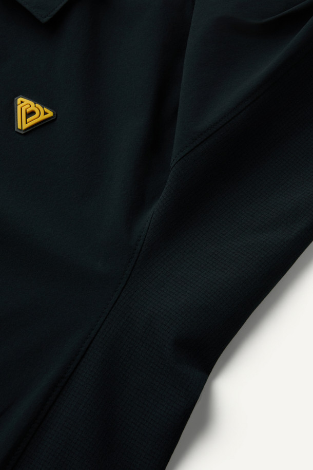 액티브 우븐 스트레치 폴로 티셔츠는 스포츠 활동과 일상에서 모두 활용하기 좋은 공용 긴소매 폴로 티셔츠입니다. 블랙 색상의 무지 디자인으로, 봄, 여름, 가을 계절에 착용하기 적합하며, 스포티하고 베이직한 스타일을 연출합니다. 가볍고 얇은 두께감의 나일론 소재로 제작되었으며, 4WAY 스트레치 기능과 DWR 발수 가공으로 활동성과 기능성을 높였습니다. YKK 스냅 버튼, 왼팔 펜 포켓, 벨크로 시스템을 적용하여 실용성을 더했으며, 컴포트핏으로 편안한 착용감을 제공합니다. 피트니스룩, 러닝룩, 여행룩 등 다양한 상황에 미니멀하고 캐주얼하게 코디할 수 있습니다.
