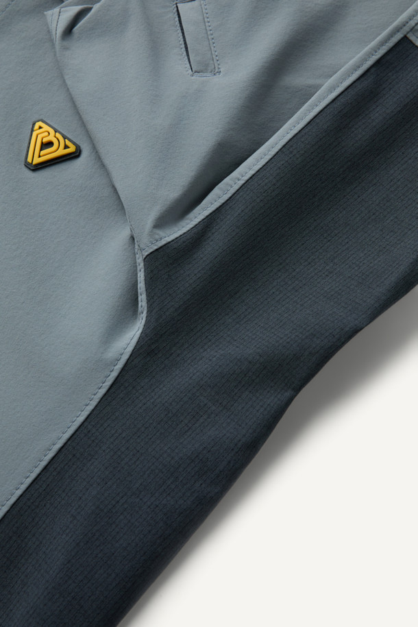 액티브 우븐 스트레치 폴로 티셔츠는 스포츠 및 일상용으로 적합한 공용 긴소매 폴로 티셔츠입니다. 얇고 통기성이 우수한 나일론 소재로 제작되었으며, 4WAY 스트레치 기능과 DWR 발수 가공으로 활동성을 높였습니다. 컴포트핏으로 편안한 착용감을 제공하며, YKK 스냅 버튼, 왼팔 펜 포켓, 벨크로 시스템 디테일이 특징입니다. 베이직하면서도 스포티한 스타일로, 피트니스룩, 러닝룩, 여행룩 등 다양한 TPO에 활용 가능합니다. 그레이 색상의 무지 디자인으로 미니멀하고 캐주얼한 스타일을 연출할 수 있습니다.
