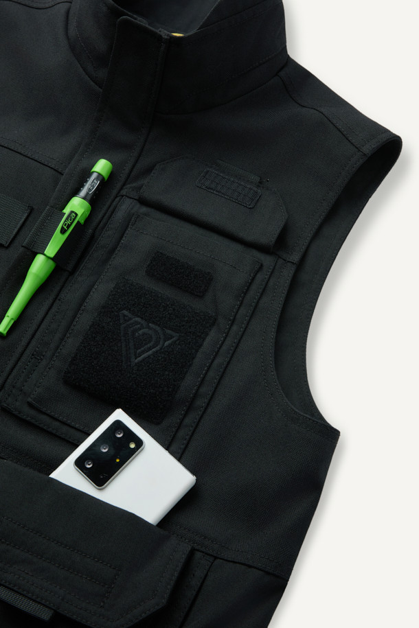 헤비듀티 베스트 V2는 작업용 또는 일상에서 밀리터리, 워크웨어 스타일을 연출하기 좋은 남녀 공용 베스트입니다. 블랙 색상의 무지 디자인으로, 사계절 착용 가능하며 레귤러핏과 레귤러 기장으로 편안함을 제공합니다. 튼튼한 코듀라와 나일론 소재를 사용하여 두꺼운 두께감과 뻣뻣한 촉감을 선사하며, 방수, 내구성, 수납 기능을 갖췄습니다. 총 15개의 다수 포켓, 몰리 시스템, 벨크로 패치 부착 가능, YKK 지퍼, 제전성 안감 등의 특징을 더해 기능성을 높였습니다. 캠핑룩, 출근룩, 워크웨어, 미니멀, 캐주얼 스타일 모두 소화 가능한 활용도 높은 아이템입니다.
