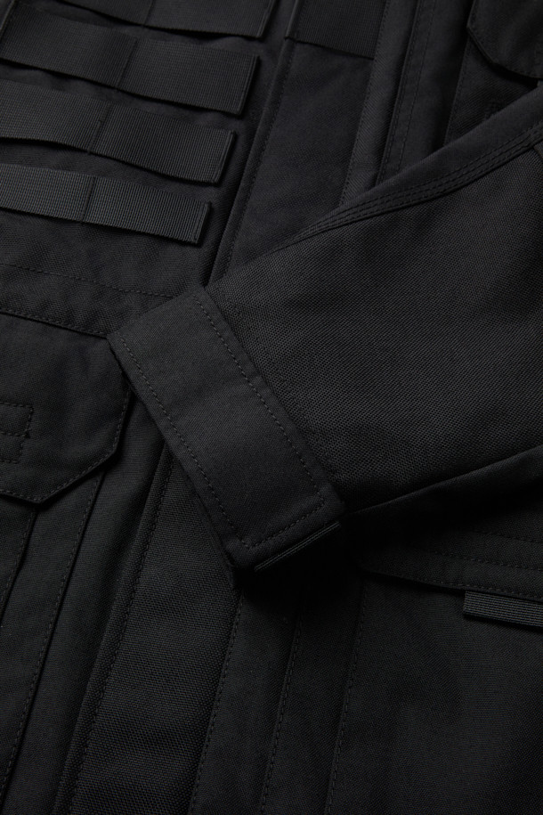 헤비듀티 재킷 V3는 워크웨어, 캠핑룩, 등산룩에 적합한 남녀 공용 자켓입니다. 블랙 컬러의 무지 디자인으로 밀리터리, 스포티 스타일을 연출하며, 봄, 가을, 겨울 세 계절 모두 착용 가능합니다. 뻣뻣한 촉감의 코듀라와 나일론 소재를 사용하여 뛰어난 내구성과 방수 기능을 제공하며, 두꺼운 두께감으로 보온성을 높였습니다. 총 14개의 포켓, YKK 지퍼, 벨크로 시스템, 몰리 시스템, 액션 플리츠, 허리 조임 스트링 등 다양한 기능과 디테일로 실용성을 더했습니다. 컴포트핏 레귤러 기장의 긴 소매 자켓으로, 출근룩부터 아웃도어 활동까지 폭넓게 활용할 수 있습니다.
