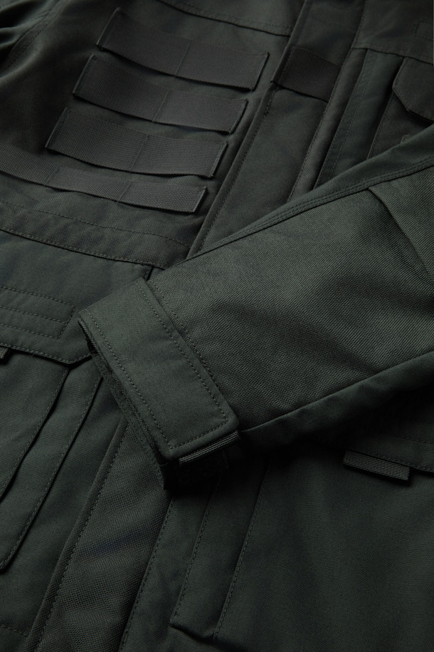 헤비듀티 재킷 V3는 남성용 자켓으로, 워크웨어와 작업복 스타일에 최적화되었습니다. 블랙 컬러에 밀리터리, 스포티 무드를 더해 다양한 스타일 연출이 가능합니다. 코듀라, 나일론 소재를 사용하여 내구성과 방수 기능을 갖췄으며, 두꺼운 두께감과 뻣뻣한 촉감으로 튼튼함을 더했습니다. 총 14개의 포켓, 몰리 시스템, 벨크로 시스템, YKK 지퍼, 액션 플리츠, 허리 조임 스트링 등 다양한 디테일이 돋보입니다. 출근룩, 캠핑룩, 여행룩 등 TPO에 맞춰 워크웨어, 미니멀, 스포티 스타일을 즐길 수 있습니다.
