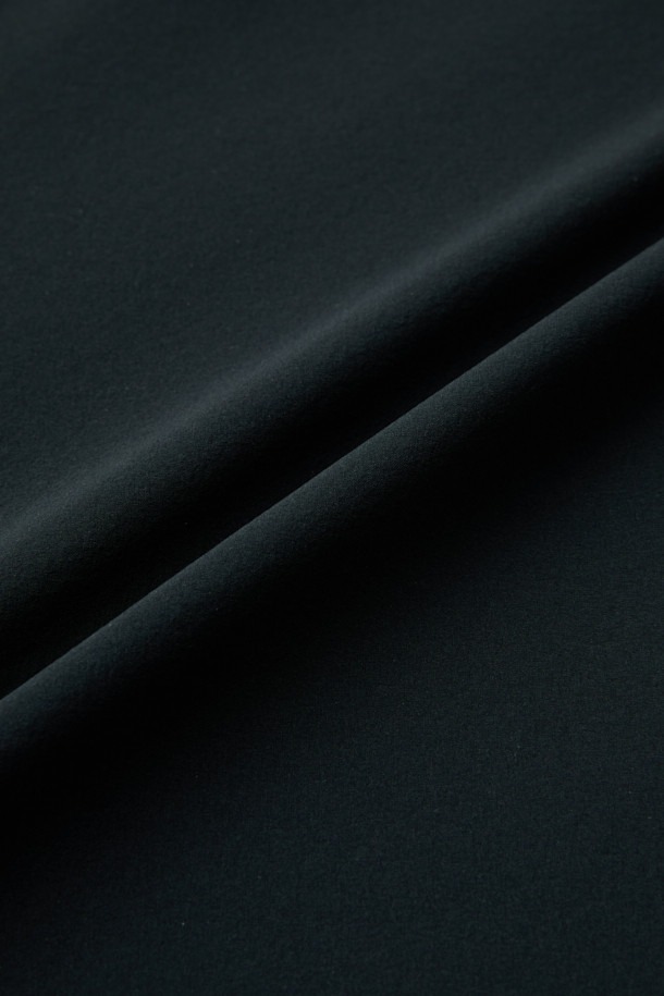 액티브 우븐 스트레치 폴로 티셔츠는 스포츠 활동과 일상에서 모두 활용하기 좋은 공용 긴소매 폴로 티셔츠입니다. 블랙 색상의 무지 디자인으로, 봄, 여름, 가을 계절에 착용하기 적합하며, 스포티하고 베이직한 스타일을 연출합니다. 가볍고 얇은 두께감의 나일론 소재로 제작되었으며, 4WAY 스트레치 기능과 DWR 발수 가공으로 활동성과 기능성을 높였습니다. YKK 스냅 버튼, 왼팔 펜 포켓, 벨크로 시스템을 적용하여 실용성을 더했으며, 컴포트핏으로 편안한 착용감을 제공합니다. 피트니스룩, 러닝룩, 여행룩 등 다양한 상황에 미니멀하고 캐주얼하게 코디할 수 있습니다.
