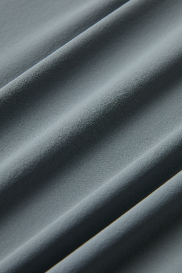 액티브 우븐 스트레치 폴로 티셔츠는 스포츠 및 일상용으로 적합한 공용 긴소매 폴로 티셔츠입니다. 얇고 통기성이 우수한 나일론 소재로 제작되었으며, 4WAY 스트레치 기능과 DWR 발수 가공으로 활동성을 높였습니다. 컴포트핏으로 편안한 착용감을 제공하며, YKK 스냅 버튼, 왼팔 펜 포켓, 벨크로 시스템 디테일이 특징입니다. 베이직하면서도 스포티한 스타일로, 피트니스룩, 러닝룩, 여행룩 등 다양한 TPO에 활용 가능합니다. 그레이 색상의 무지 디자인으로 미니멀하고 캐주얼한 스타일을 연출할 수 있습니다.
