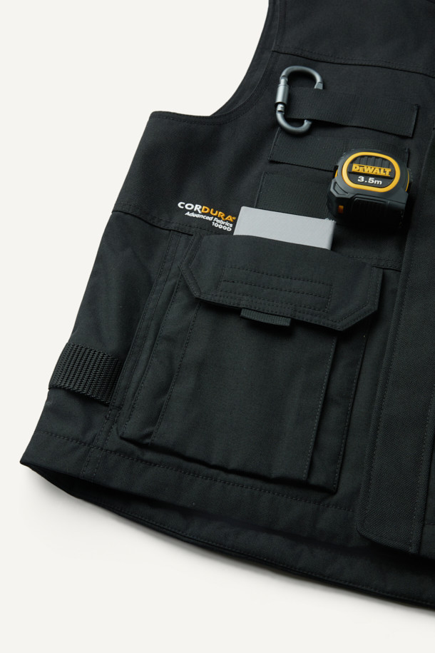 헤비듀티 베스트 V2는 작업용 또는 일상에서 밀리터리, 워크웨어 스타일을 연출하기 좋은 남녀 공용 베스트입니다. 블랙 색상의 무지 디자인으로, 사계절 착용 가능하며 레귤러핏과 레귤러 기장으로 편안함을 제공합니다. 튼튼한 코듀라와 나일론 소재를 사용하여 두꺼운 두께감과 뻣뻣한 촉감을 선사하며, 방수, 내구성, 수납 기능을 갖췄습니다. 총 15개의 다수 포켓, 몰리 시스템, 벨크로 패치 부착 가능, YKK 지퍼, 제전성 안감 등의 특징을 더해 기능성을 높였습니다. 캠핑룩, 출근룩, 워크웨어, 미니멀, 캐주얼 스타일 모두 소화 가능한 활용도 높은 아이템입니다.
