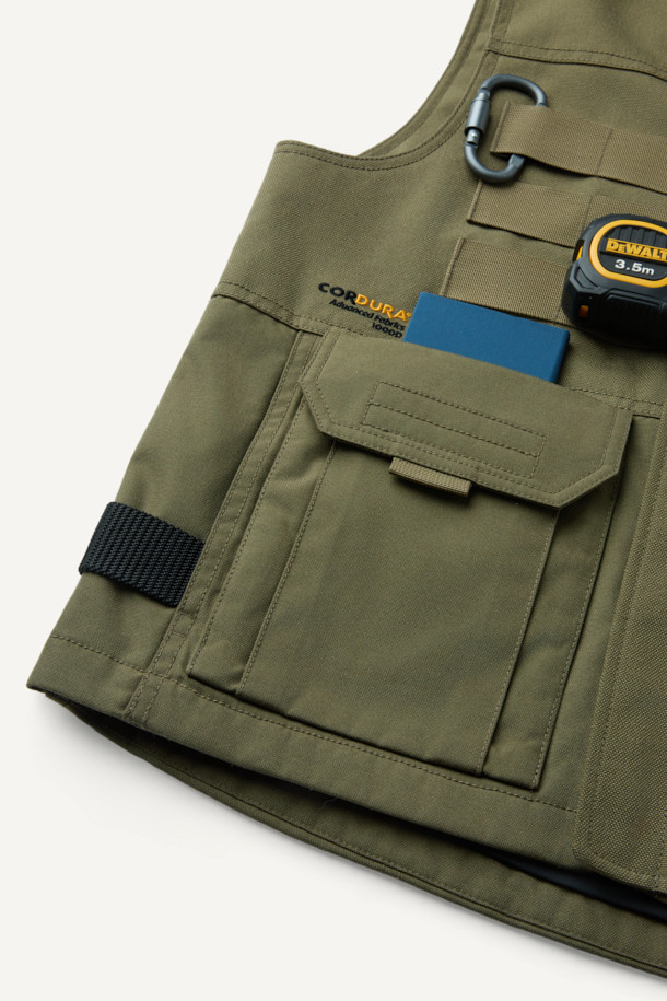 헤비듀티 베스트 V2는 작업용 또는 일상복으로 활용 가능한 남녀 공용 베스트입니다. 카키와 올리브 두 가지 색상으로 출시되었으며, 사계절 착용 가능한 두꺼운 두께감의 코듀라, 나일론 혼방 소재로 제작되었습니다. 밀리터리, 워크웨어 스타일을 기반으로 무지 패턴과 레귤러핏 디자인을 적용했으며, 총 15개의 포켓, 몰리 시스템, 벨크로 패치 부착 가능, YKK 지퍼, 제전성 안감 등 뛰어난 기능성을 자랑합니다. 캠핑룩, 출근룩, 워크웨어, 캐주얼, 고프코어 스타일 연출에 적합합니다.
