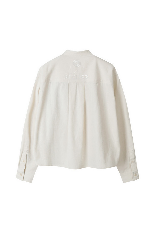 [RE;CODE 여성] 아뜰리에 롱 슬리브 셔츠는 캐주얼, 미니멀, 클래식 스타일을 아우르는 여성 의류입니다. 봄, 가을에 어울리는 이 셔츠는 일상과 데이트룩, 카페룩에 적합하며 루즈핏의 크롭 기장으로 편안함과 스타일을 동시에 제공합니다. 화이트 컬러 바탕에 ATELIER 자수 로고가 포인트로 들어가 있으며, 아우터형 셔츠로 레이어링하여 다양한 스타일을 연출할 수 있습니다. 긴 소매 셔츠로 간절기에 유용하게 활용할 수 있습니다.
