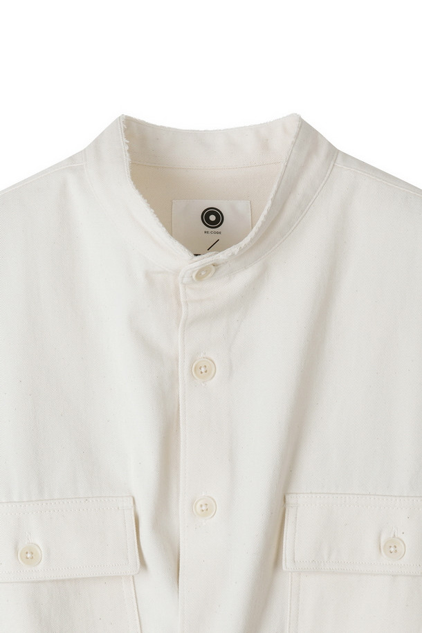 [RE;CODE 여성] 아뜰리에 롱 슬리브 셔츠는 캐주얼, 미니멀, 클래식 스타일을 아우르는 여성 의류입니다. 봄, 가을에 어울리는 이 셔츠는 일상과 데이트룩, 카페룩에 적합하며 루즈핏의 크롭 기장으로 편안함과 스타일을 동시에 제공합니다. 화이트 컬러 바탕에 ATELIER 자수 로고가 포인트로 들어가 있으며, 아우터형 셔츠로 레이어링하여 다양한 스타일을 연출할 수 있습니다. 긴 소매 셔츠로 간절기에 유용하게 활용할 수 있습니다.
