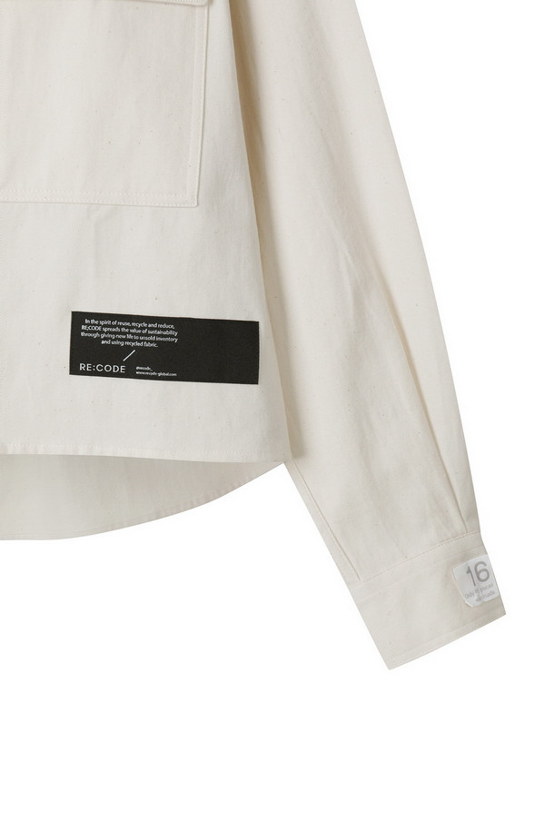 [RE;CODE 여성] 아뜰리에 롱 슬리브 셔츠는 캐주얼, 미니멀, 클래식 스타일을 아우르는 여성 의류입니다. 봄, 가을에 어울리는 이 셔츠는 일상과 데이트룩, 카페룩에 적합하며 루즈핏의 크롭 기장으로 편안함과 스타일을 동시에 제공합니다. 화이트 컬러 바탕에 ATELIER 자수 로고가 포인트로 들어가 있으며, 아우터형 셔츠로 레이어링하여 다양한 스타일을 연출할 수 있습니다. 긴 소매 셔츠로 간절기에 유용하게 활용할 수 있습니다.
