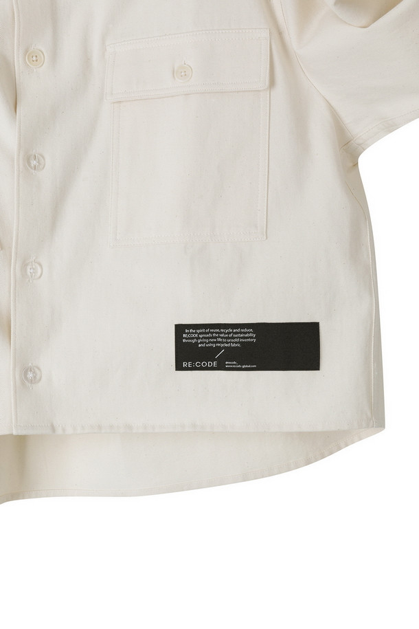 [RE;CODE 여성] 아뜰리에 롱 슬리브 셔츠는 캐주얼, 미니멀, 클래식 스타일을 아우르는 여성 의류입니다. 봄, 가을에 어울리는 이 셔츠는 일상과 데이트룩, 카페룩에 적합하며 루즈핏의 크롭 기장으로 편안함과 스타일을 동시에 제공합니다. 화이트 컬러 바탕에 ATELIER 자수 로고가 포인트로 들어가 있으며, 아우터형 셔츠로 레이어링하여 다양한 스타일을 연출할 수 있습니다. 긴 소매 셔츠로 간절기에 유용하게 활용할 수 있습니다.
