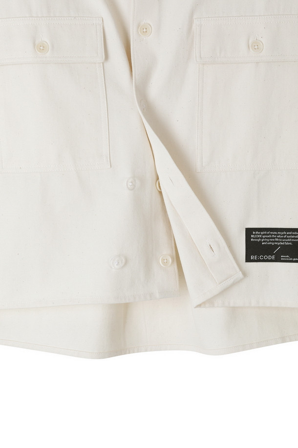 [RE;CODE 여성] 아뜰리에 롱 슬리브 셔츠는 캐주얼, 미니멀, 클래식 스타일을 아우르는 여성 의류입니다. 봄, 가을에 어울리는 이 셔츠는 일상과 데이트룩, 카페룩에 적합하며 루즈핏의 크롭 기장으로 편안함과 스타일을 동시에 제공합니다. 화이트 컬러 바탕에 ATELIER 자수 로고가 포인트로 들어가 있으며, 아우터형 셔츠로 레이어링하여 다양한 스타일을 연출할 수 있습니다. 긴 소매 셔츠로 간절기에 유용하게 활용할 수 있습니다.
