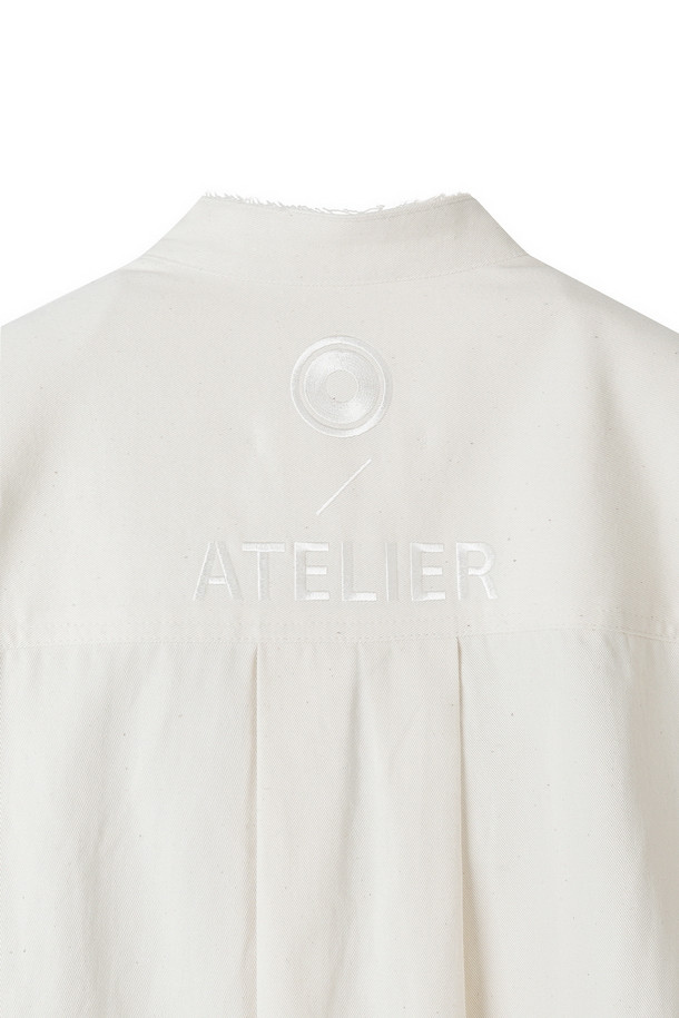 [RE;CODE 여성] 아뜰리에 롱 슬리브 셔츠는 캐주얼, 미니멀, 클래식 스타일을 아우르는 여성 의류입니다. 봄, 가을에 어울리는 이 셔츠는 일상과 데이트룩, 카페룩에 적합하며 루즈핏의 크롭 기장으로 편안함과 스타일을 동시에 제공합니다. 화이트 컬러 바탕에 ATELIER 자수 로고가 포인트로 들어가 있으며, 아우터형 셔츠로 레이어링하여 다양한 스타일을 연출할 수 있습니다. 긴 소매 셔츠로 간절기에 유용하게 활용할 수 있습니다.
