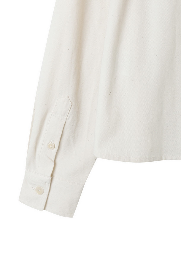 [RE;CODE 여성] 아뜰리에 롱 슬리브 셔츠는 캐주얼, 미니멀, 클래식 스타일을 아우르는 여성 의류입니다. 봄, 가을에 어울리는 이 셔츠는 일상과 데이트룩, 카페룩에 적합하며 루즈핏의 크롭 기장으로 편안함과 스타일을 동시에 제공합니다. 화이트 컬러 바탕에 ATELIER 자수 로고가 포인트로 들어가 있으며, 아우터형 셔츠로 레이어링하여 다양한 스타일을 연출할 수 있습니다. 긴 소매 셔츠로 간절기에 유용하게 활용할 수 있습니다.
