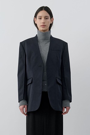 [RE;CODE 여성] Collarless Open Back Jacket_NAVY-a