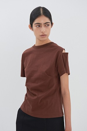 [RE;CODE 여성] Backward Shoulder Slit Shirring Top_BROWN-a