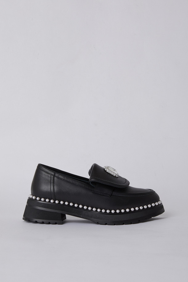 **Coco new 로퍼(블랙)**

세련된 디자인의 Coco new 로퍼는 여성스러운 매력을 더해주는 블랙 컬러의 로퍼입니다. 라운드 앞코와 청키한 굽으로 편안함과 스타일을 동시에 잡았으며, 가죽 소재로 제작되어 고급스러운 룩을 연출합니다. 굽 높이는 중굽으로, 데이트룩, 쇼핑룩, 카페룩 등 다양한 TPO에 활용하기 좋습니다. 클래식, 미니멀, 캐주얼 스타일을 즐겨 입는 분들께 추천하며, 진주 및 보석 장식이 더해져 더욱 특별한 포인트를 더했습니다. 슬립온 디자인으로 편안하게 착용 가능하며, 봄, 가을 시즌에 활용하기 좋은 아이템입니다.
