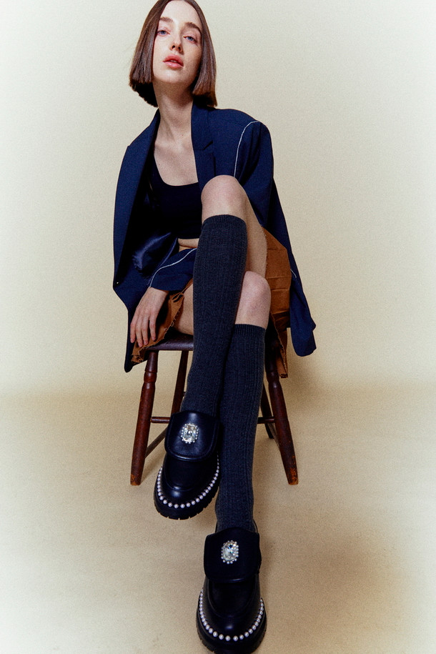 **Coco new 로퍼(블랙)**

세련된 디자인의 Coco new 로퍼는 여성스러운 매력을 더해주는 블랙 컬러의 로퍼입니다. 라운드 앞코와 청키한 굽으로 편안함과 스타일을 동시에 잡았으며, 가죽 소재로 제작되어 고급스러운 룩을 연출합니다. 굽 높이는 중굽으로, 데이트룩, 쇼핑룩, 카페룩 등 다양한 TPO에 활용하기 좋습니다. 클래식, 미니멀, 캐주얼 스타일을 즐겨 입는 분들께 추천하며, 진주 및 보석 장식이 더해져 더욱 특별한 포인트를 더했습니다. 슬립온 디자인으로 편안하게 착용 가능하며, 봄, 가을 시즌에 활용하기 좋은 아이템입니다.
