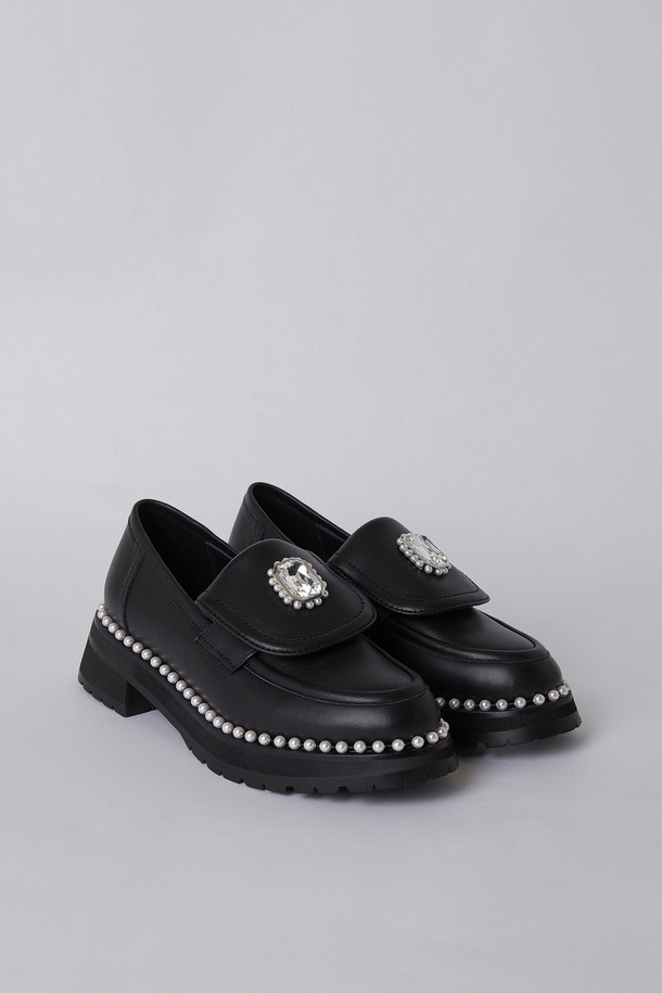 **Coco new 로퍼(블랙)**

세련된 디자인의 Coco new 로퍼는 여성스러운 매력을 더해주는 블랙 컬러의 로퍼입니다. 라운드 앞코와 청키한 굽으로 편안함과 스타일을 동시에 잡았으며, 가죽 소재로 제작되어 고급스러운 룩을 연출합니다. 굽 높이는 중굽으로, 데이트룩, 쇼핑룩, 카페룩 등 다양한 TPO에 활용하기 좋습니다. 클래식, 미니멀, 캐주얼 스타일을 즐겨 입는 분들께 추천하며, 진주 및 보석 장식이 더해져 더욱 특별한 포인트를 더했습니다. 슬립온 디자인으로 편안하게 착용 가능하며, 봄, 가을 시즌에 활용하기 좋은 아이템입니다.
