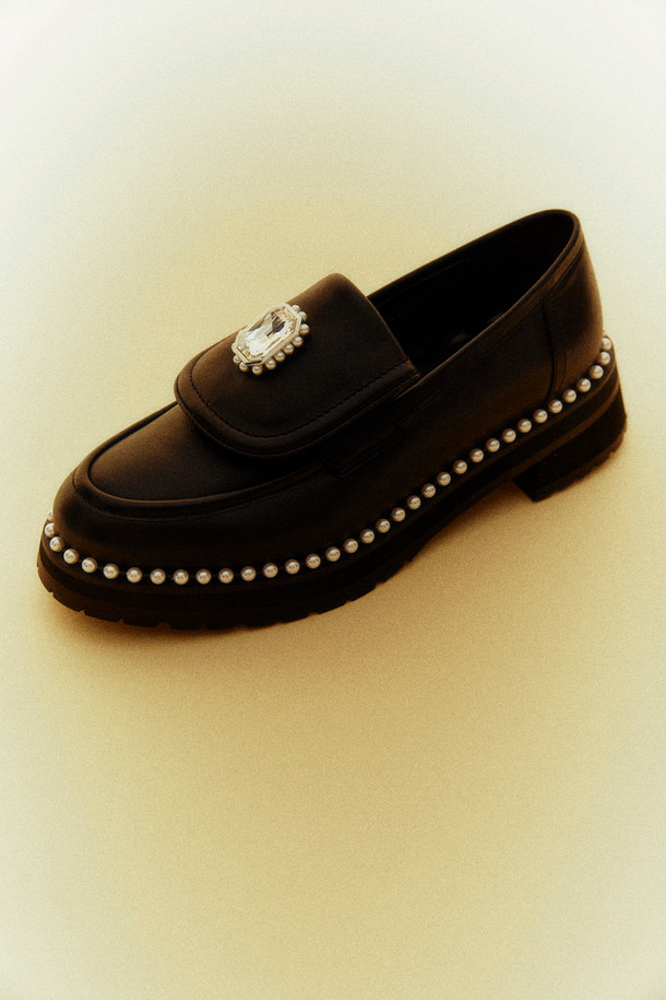 **Coco new 로퍼(블랙)**

세련된 디자인의 Coco new 로퍼는 여성스러운 매력을 더해주는 블랙 컬러의 로퍼입니다. 라운드 앞코와 청키한 굽으로 편안함과 스타일을 동시에 잡았으며, 가죽 소재로 제작되어 고급스러운 룩을 연출합니다. 굽 높이는 중굽으로, 데이트룩, 쇼핑룩, 카페룩 등 다양한 TPO에 활용하기 좋습니다. 클래식, 미니멀, 캐주얼 스타일을 즐겨 입는 분들께 추천하며, 진주 및 보석 장식이 더해져 더욱 특별한 포인트를 더했습니다. 슬립온 디자인으로 편안하게 착용 가능하며, 봄, 가을 시즌에 활용하기 좋은 아이템입니다.
