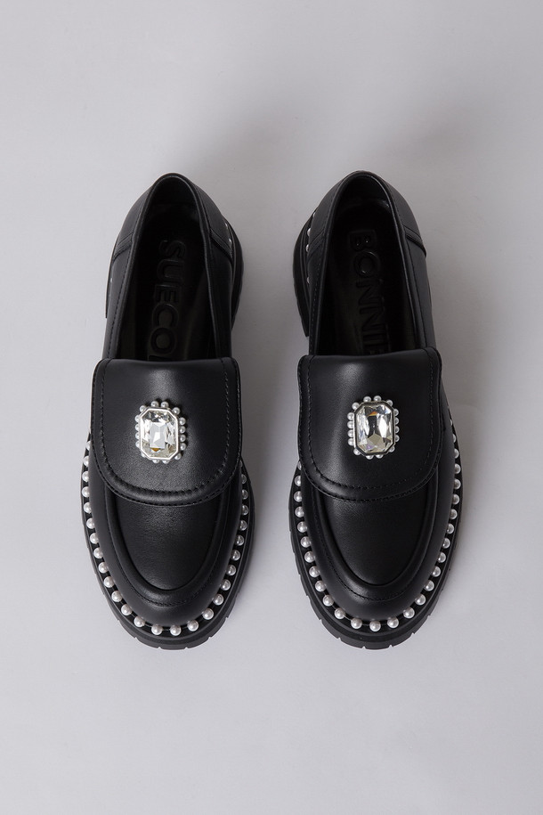 **Coco new 로퍼(블랙)**

세련된 디자인의 Coco new 로퍼는 여성스러운 매력을 더해주는 블랙 컬러의 로퍼입니다. 라운드 앞코와 청키한 굽으로 편안함과 스타일을 동시에 잡았으며, 가죽 소재로 제작되어 고급스러운 룩을 연출합니다. 굽 높이는 중굽으로, 데이트룩, 쇼핑룩, 카페룩 등 다양한 TPO에 활용하기 좋습니다. 클래식, 미니멀, 캐주얼 스타일을 즐겨 입는 분들께 추천하며, 진주 및 보석 장식이 더해져 더욱 특별한 포인트를 더했습니다. 슬립온 디자인으로 편안하게 착용 가능하며, 봄, 가을 시즌에 활용하기 좋은 아이템입니다.
