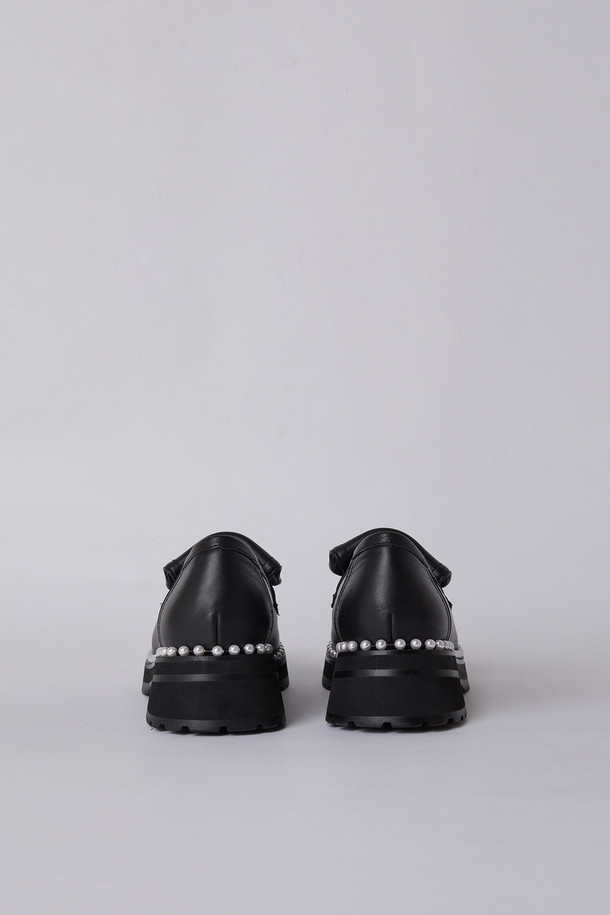 **Coco new 로퍼(블랙)**

세련된 디자인의 Coco new 로퍼는 여성스러운 매력을 더해주는 블랙 컬러의 로퍼입니다. 라운드 앞코와 청키한 굽으로 편안함과 스타일을 동시에 잡았으며, 가죽 소재로 제작되어 고급스러운 룩을 연출합니다. 굽 높이는 중굽으로, 데이트룩, 쇼핑룩, 카페룩 등 다양한 TPO에 활용하기 좋습니다. 클래식, 미니멀, 캐주얼 스타일을 즐겨 입는 분들께 추천하며, 진주 및 보석 장식이 더해져 더욱 특별한 포인트를 더했습니다. 슬립온 디자인으로 편안하게 착용 가능하며, 봄, 가을 시즌에 활용하기 좋은 아이템입니다.
