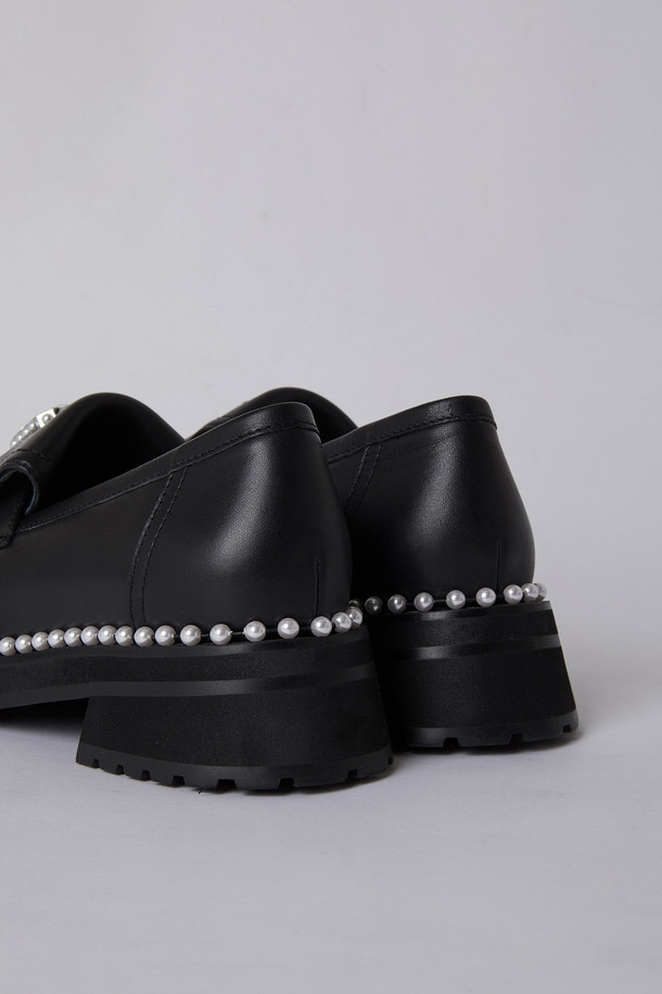 **Coco new 로퍼(블랙)**

세련된 디자인의 Coco new 로퍼는 여성스러운 매력을 더해주는 블랙 컬러의 로퍼입니다. 라운드 앞코와 청키한 굽으로 편안함과 스타일을 동시에 잡았으며, 가죽 소재로 제작되어 고급스러운 룩을 연출합니다. 굽 높이는 중굽으로, 데이트룩, 쇼핑룩, 카페룩 등 다양한 TPO에 활용하기 좋습니다. 클래식, 미니멀, 캐주얼 스타일을 즐겨 입는 분들께 추천하며, 진주 및 보석 장식이 더해져 더욱 특별한 포인트를 더했습니다. 슬립온 디자인으로 편안하게 착용 가능하며, 봄, 가을 시즌에 활용하기 좋은 아이템입니다.
